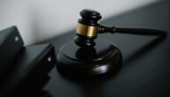 لماذا يعتبر بيع سيارتك في المزاد أفضل من المعارض التقليدية؟