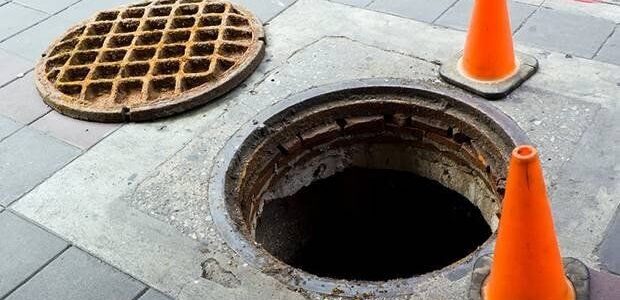 شركة الرياض هوم للخدمات المنزلية المتكاملة | كيف تجمع بين كشف تسربات المياه وتسليك المجاري وتخزين الأثاث في خدمة واحدة
